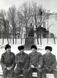 У памятника А. Н. Толстому. г. Москва, 25 марта 1987 г.