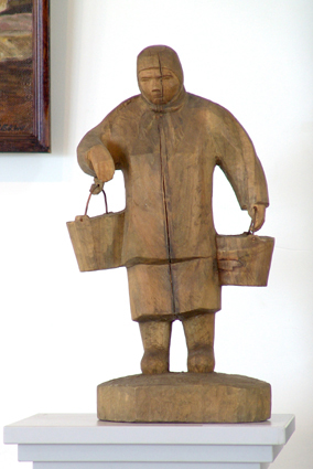В. Кузьмин. За водой. 1988-2004. Дерево, резьба, тонирование. 48х26х17. ЧГХМ