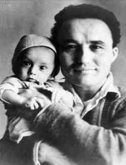 П. Хузангай с сыном Атнером. 1949 г.