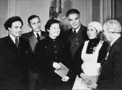 Чувашская делегация на III Всесоюзной конференции сторонников мира в Москве. Слева направо: первый – П. Хузангай. 1951 г. 