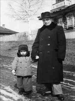П. Хузангай с сыном Атнером. 1952 г.
