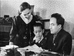  П. Хузангай со своей семьей: супруга Вера Кузьминична, сын Атнер. 1957 г.