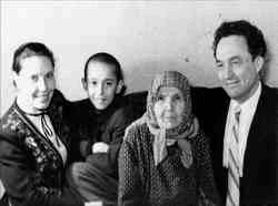  П. Хузангай со своей семьей: жена Вера Кузьминична, сын Атнер, мать Варвара Борисовна. 1957 г.