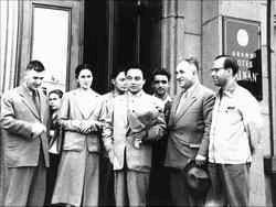 П. Хузангай среди болгарских друзей. Рядом с ним – А. Тодоров. 1959 г. 