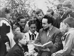 П. Хузангай среди юных читателей Моргаушской средней школы. 1961 г. 