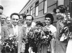 Встреча гостей из Болгарии. В переднем ряду: П. Хузангай, Веселина и Димитрин Йосифовы и Педер Чичканов. 1960 г.