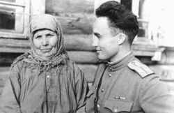 П. Хузангай с матерью Варварой Борисовной. 1945 г.
