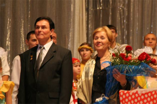 А.С. Вагапов и Н.Г. Вагапова с участниками ансамбля. 2007 г.