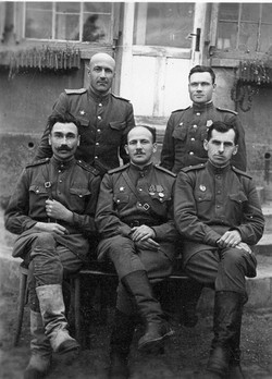 Тихон Педэрки в первом ряду, первый слева среди фронтовых друзей. 1943 г.