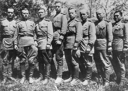 Слева первый со своими фронтовыми товарищами. Украинский фронт. 1943 г.