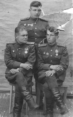 А. Алга среди фронтовых товарищей.1 ряд, слева, 1943 г. Польша